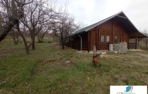 Ekološka vikend kuća sa voćnjakom