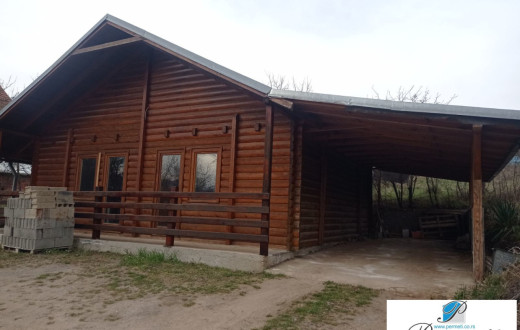 Ekološka vikend kuća sa voćnjakom