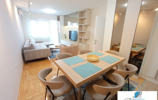 Lux stan sa garažnim mestom u centru