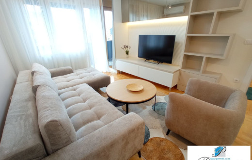 Lux stan sa garažnim mestom u centru