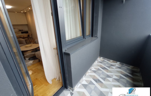 Lux stan sa garažnim mestom u centru