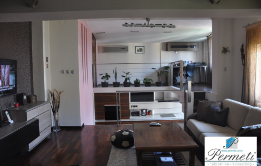 Moderno opremljen stan u centru Niša